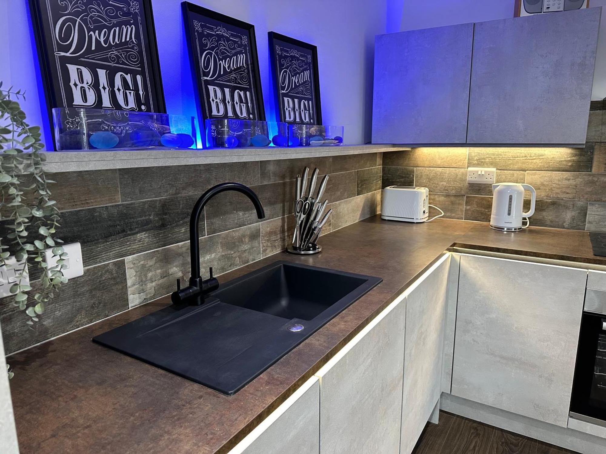 Vibrant Apartments Close To City Centre Cardiff Extérieur photo