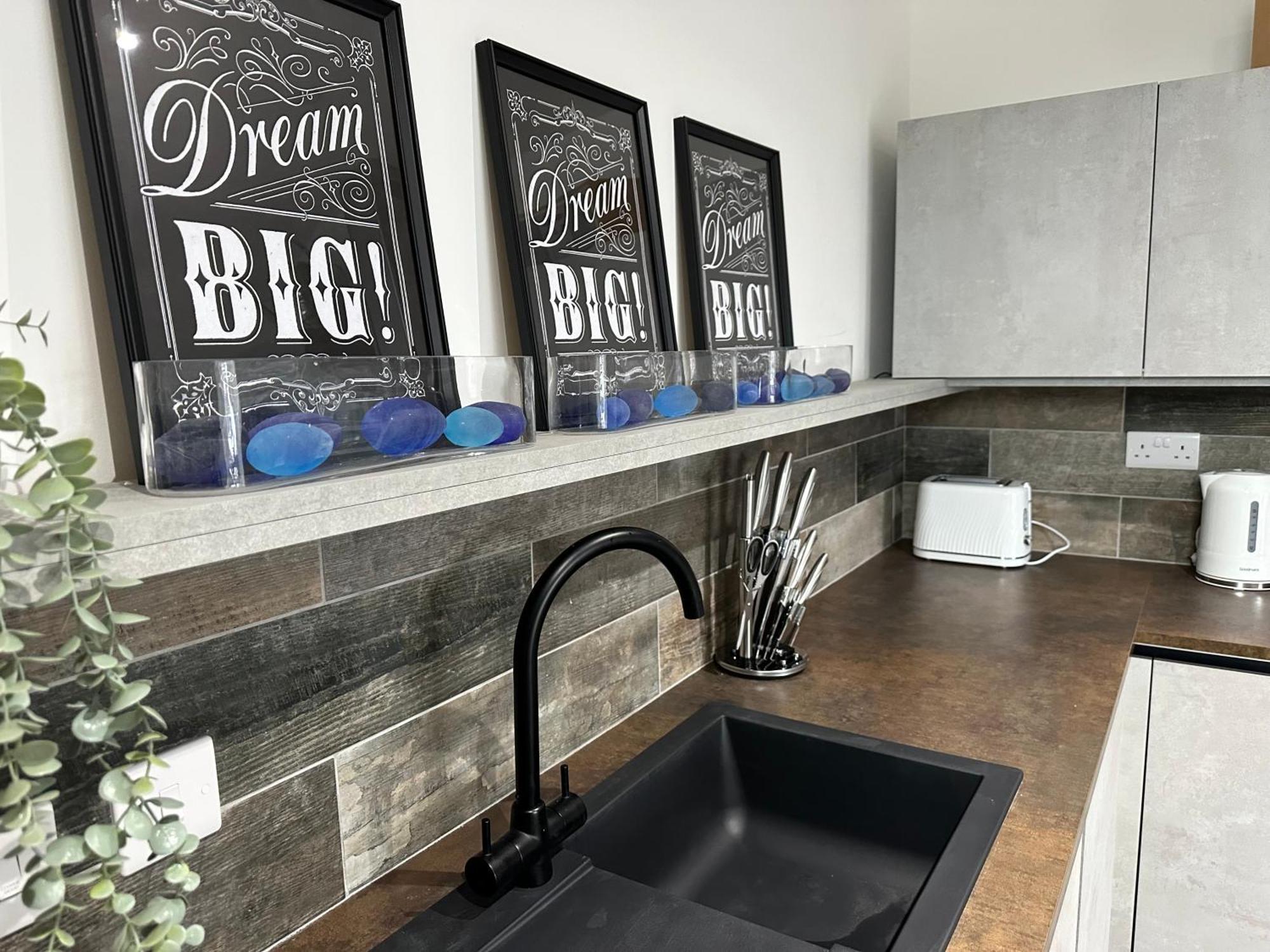 Vibrant Apartments Close To City Centre Cardiff Extérieur photo